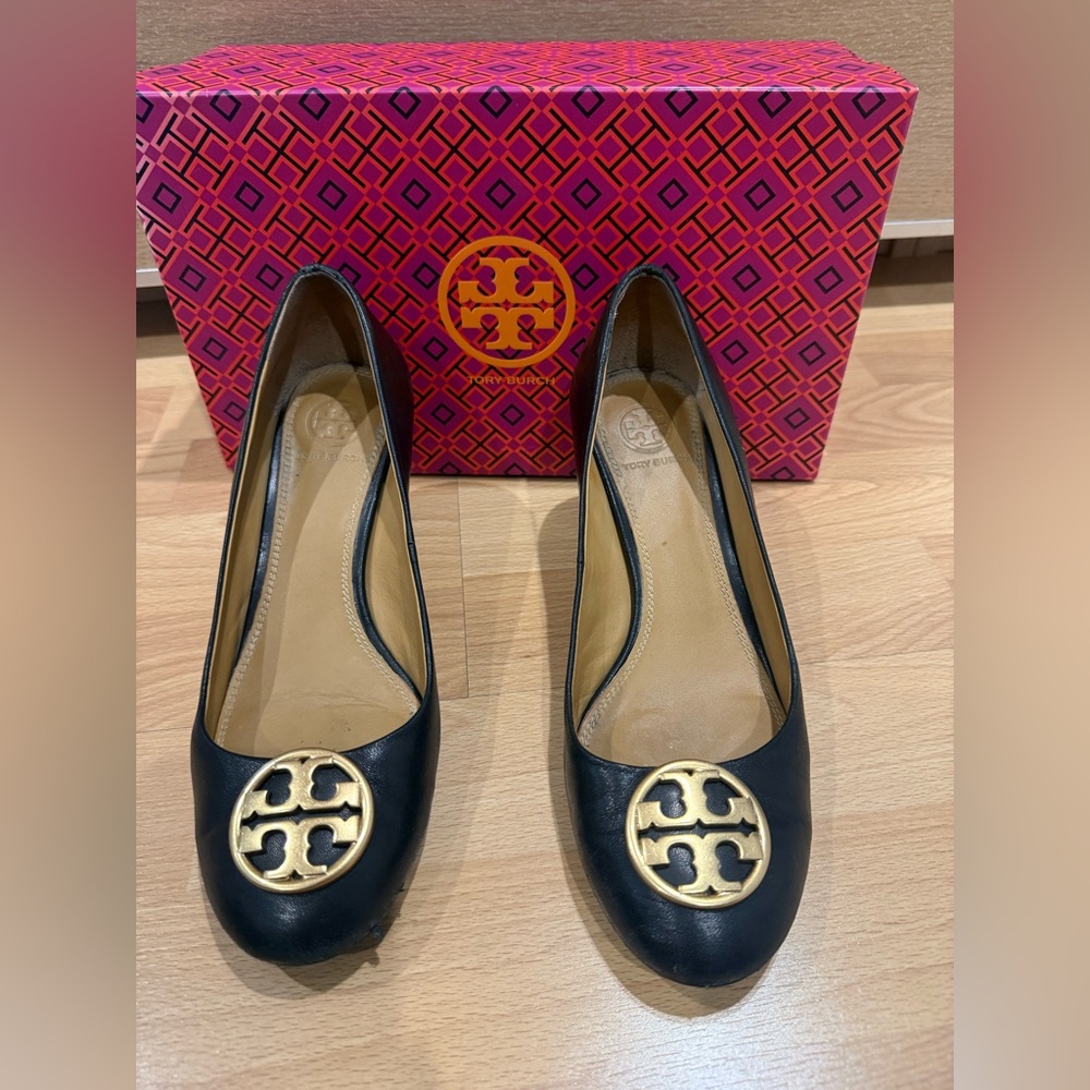 Tory Burch Chelsea Wedge Pumps Black Leather Gold Logo Size 7